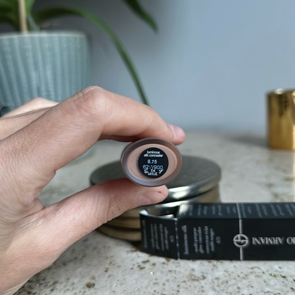 8.75 -Giorgio Armani luminous silk concealer- tan to deep w/ a golden undertone. - Picture 4 of 4